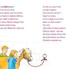 "Was ist mit Möhrchen? Tom und Pia sind im Stall." Ein Junge und ein Mädchen putzen ein Pony.
