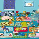 Text: "Psst, jetzt ist Ruhezeit..." Mehrere Kinder schlafen auf Matratzen, ein Erzieher liest vor, viele Kuscheltiere.