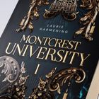 "Montcrest University I" von Laürie Harmening. Goldener Text auf dunklem Hintergrund, verziert mit barocken Ornamenten.