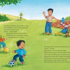 Zwei Jungen spielen Ball, ein Picknick im Hintergrund, farbenfrohe Sommerwiese.