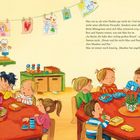 Max tut so, als wäre Pauline gar nicht da. Kinder am Tisch mit Brotdosen. Bunte Kinderzeichnungen hängen an der Leine.