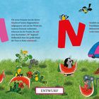 Links "Mm", rechts "Nn". Tiere sitzen auf einer Wiese, essen Wassermelone unter einem Regenschirm.