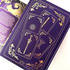 Links, goldene Verzierungen und deutscher Text. Rechts, violettes Buch mit Tarotkarten-Design, Goldornamente.