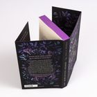 Buchumschlagtext: "WENN DEIN HERZ GEGEN ALLE REGELN SCHLÄGT." Dunkles Cover mit violetten Blättern und Blumen.