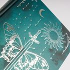 Ein Schmetterling, durchbohrt von einem Schwert, umgeben von Sternen, Mondsichel und Sonne auf grünem Hintergrund.