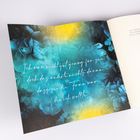 Eine Karte mit blau-gelb-schwarzem Blumenmotiv. Darauf steht in Schreibschrift: "Ich war nicht gut genug für sie..."