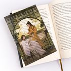 Ein offenes Buch mit einem durchsichtigen Overlay, das einen Text über eine Illustration mit zwei Personen zeigt.