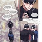 Zwei männliche Figuren in einem Korridor. Einer spricht emotional, während der andere zuhört und ihnen gegenübersteht.