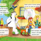 Texte: 
"Die Leute ... Aus dem Zoo?"
"Eddie wohnt ... um 18 Uhr."
"Murphy kennt ... zurück."
"Benni ... Ding-dong ... une rein!" 

Illustration: Ein Eisbär mit einem Fuchs geht an einem gelben Haus vorbei, während Menschen winken. Ein Plakat mit buntem Text hängt an der Tür. Kinder nähern sich der Tür, eine Frau öffnet.