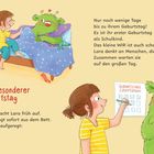 "Ein besonderer Geburtstag" steht oben links. Lara sitzt auf dem Bett, neben einem grünen, fröhlichen Monster.