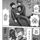Comic mit Texten: "Jetzt weiß ich's wieder...!", "Ich bin doch gekommen, um zu retten!", "Wie konnte ich das bloß vergessen?", "Retry!", "Diesmal werde ich's mir merken!". Zwei Jungen in Schuluniformen, einer liegt am Boden, der andere beugt sich über ihn.
