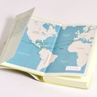 „Nordamerika“, „Europa“, „Atlantischer Ozean“ auf einer Karte in einem aufgeschlagenen Buch. Linien zeigen Routen.