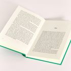 Text auf der rechten Seite beginnt mit "Eins". Darunter folgt ein Fließtext. Das Buch hat einen grünen Einband.