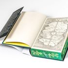 Offenes Buch mit Karte von Ostacre. Der Einband ist grün mit einer Libellen-Illustration.