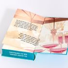 Buch, Textauszug über Vertrauen und Liebe, subtile Illustration mit Sektgläsern und festlicher Dekoration.