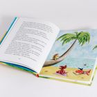 Text: „Etwa zur selben Zeit...“, Seite 10. Illustration: Strand mit Palme, Drache liest, Tierchen auf Palme sitzend.
