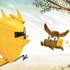 Illustration: Ein gelber Vogel läuft einem braunen Tier mit Blumenkranz entgegen. Schmetterlinge, Baum und Sonnenuntergang.