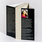 Ein Buchrückentext mit Zitat: „Hast du jemals etwas gewusst, von dem du...“ und Information zu Jennifer Lynn Barnes. Rechts ein Foto.