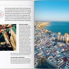 Texte beschreiben Cádiz, Spanien, als lebhafte Stadt mit berühmtem Karneval und Gastronomie. Luftaufnahme der Küste.