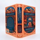 „Streuner willkommen!“ „Agnes Auberts Zauberhafte Katzenzuflucht“ von Heather Fawcett. Katzen und Bücher auf orangem Hintergrund.