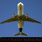 "Oktober" und "FLUG REVUE" über einem Kalender. Ein Flugzeug namens "Beluga" fliegt direkt über den Betrachter.