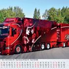 Lesbare Texte: „La vida es bella“, „Heinrichs“, „FERNFAHRER SUPER TRUCKS Juni“. Ein roter LKW mit kunstvollen Rosen- und Skelettillustrationen.