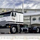 „VOIGT“ auf weißem Truck, Kalender unten zeigt Monatstage, Gebäude im Hintergrund.