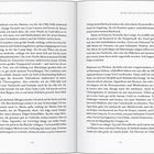 Texte: In Panama werde ich zum ersten Mal Autobesitzer! Links im Bild: Jack, mein Vorbild und Mentor. In einer Kommune in Panama entdecke ich meine Liebe zum Bootsbau. Immer wieder heuere ich auf Segelbooten an. Im Hintergrund: Hippie-Freund Dylan.

Mehrere Fotos zeigen eine Gruppe bei einem roten Van, auf einem Segelboot und beim Bootsbau.