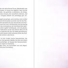 Linke Seite: Textpassagen einer Erzählung. Unten rechts klein: „Kapitel 1“. Hintergrund in sanften lila Tönen gehalten.