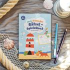 "Mein fröhlicher Rätsel- und Spieleblock für die Küste." Illustration: Leuchtturm, Hund am Strand, Stifte und Muscheln.