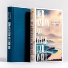 „DER OZEAN SO WILD UND WEIT“ steht auf zwei Buchrücken. Ein Buch zeigt ein stürmisches Meeresbild mit Boot.