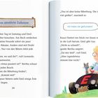 "Das zerstörte Zuhause" und "Ich habe sie gefunden!" sind die Texte. Ein Kind fährt ein schwarzes Auto mit einem "E". Ein Eule fliegt daneben.