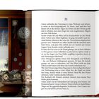 Texte: Kapitel 23; Anton schnitzt am Vormittag an Krippenfiguren. Kuckucksuhren und verschneite Landschaft im Fenster.