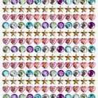 Schmucksteine in Herz-, Stern- und Rundform, farbig angeordnet in Reihen: goldene Sterne, rosa Herzen, bunte Kreise.