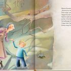 Ein Junge hält die Hand seiner Oma auf einer Waldtreppe. Ein Mädchen steht im Haus. Texte beschreiben eine Gartenbegehung.