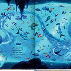 „…und hier waren sie!“ Große Vielfalt an Fischen in einer blauen Unterwasserlandschaft, von einem Taucher beobachtet.