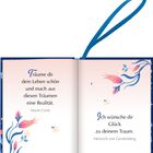 Links steht „Träume dir dein Leben schön und mach aus diesen Träumen eine Realität.“ von Marie Curie. Rechts steht „Ich wünsche dir Glück zu deinem Traum.“ von Heinrich von Gerstenberg. Links und rechts florale Illustrationen mit blauen und rosa Blüten.