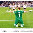 Aufschrift "BERGER 1". April-Kalender, jubelnde Fußballspielerin in grün mit offenen Armen vor deutschem Team und Fans.