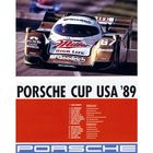 Text: "PORSCHE CUP USA '89". Ein Porsche-Rennwagen mit Werbeschriftzügen fährt auf einer Rennstrecke.