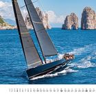 "4". Zahlen von 1 bis 30 unten. Großes Segelboot vor markanten Felsen im blauen Meer. Leute sitzen am Bootsrumpf.