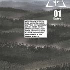 Text: „01 Extra. Nachdem mein Vater...Hinggan-Gebirge in der Inneren Mongolei.“ Eine neblige Waldlandschaft.