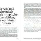 "Nervös und chronisch müde – typische Stressleiden, die wir hinter uns lassen." Zwei Spalten mit Fließtext und Seitenzahlen.
