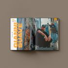 Links steht groß "GIANNI SUAVE", rechts sitzt ein Mann mit Mütze vor einer urbanen Kulisse.