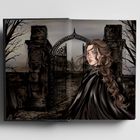 Eine Frau mit langem Haar steht vor einem offenen, verzierten Tor in einer düsteren Landschaft.