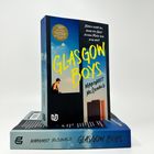 "Glasgow Boys" von Margaret McDonald steht auf zwei Buchcovern. Texte: "Wohin gehst du, wenn die Welt keinen Platz für dich hat?"