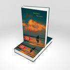 Buchtitel: "Am Rand der Welt" von Caroline Bernard. Zwei Bücher, eins stehend, eins liegend, mit einem Covermotiv eines Paares am Strand bei Sonnenuntergang.