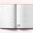 Wochenplaner mit Bereichen für To-Do, Buch, Zitat, und Notizen. An der Ecke eine kleine Flip-Flop-Illustration.