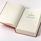 Teil 1: Wladikawkas, über reisende und leidende russische Schriftsteller, geöffnetes Buch mit rotem Einband.