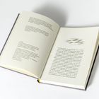 Ausgabehinweise und Verlagsangaben links. Rechts Text über Passagierdampfer, darunter geometrisches Muster.