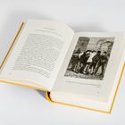 Offenes Buch, Text "Fünftes Kapitel" und Zeichnung: Menschen versammeln sich um ein Plakat.